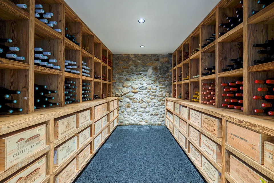 Photographie intérieure d’une cave à vin sur mesure