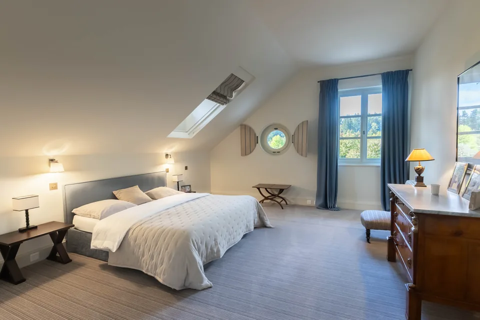 Photographie intérieure d’une chambre résidentielle avec lumière douce