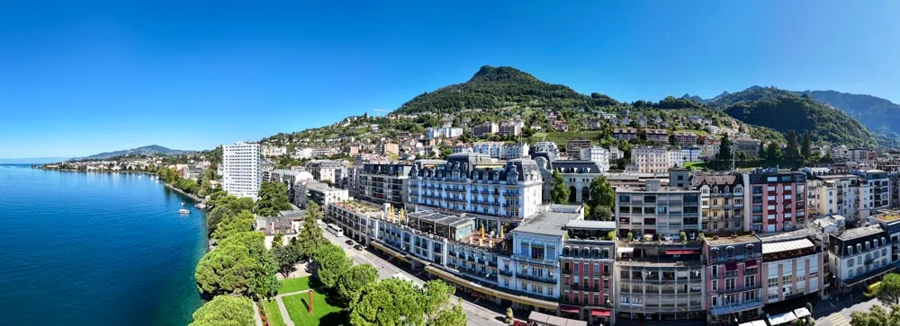 Vue aérienne de l’Hôtel Majestic, de la promenade et du front de lac à Montreux